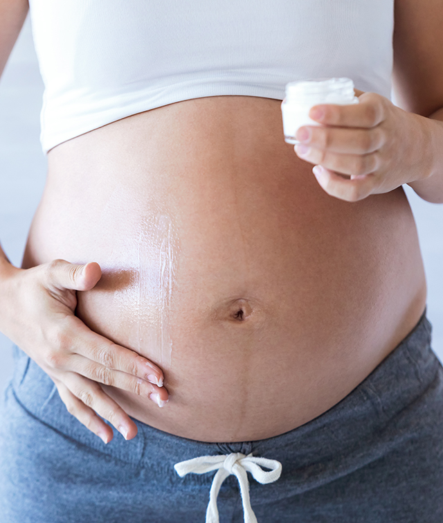 Schwangere Frau zählt ihre Schwangerschaftswochen